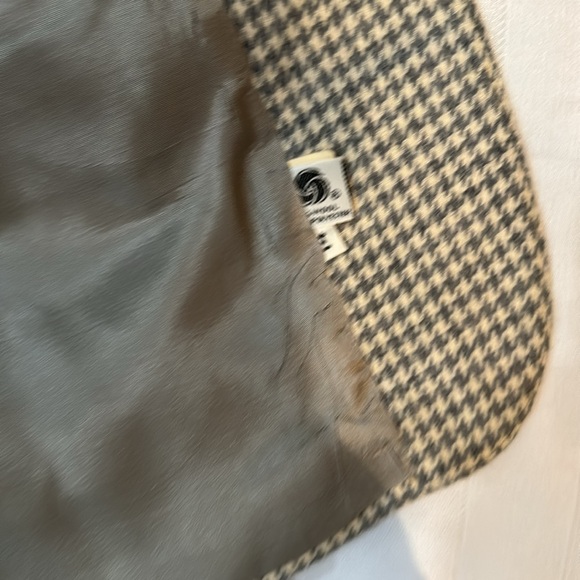 wool plaid blazer with pleat in the back. Size 14 - Picture 3 of 8